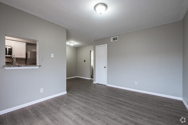 1BR, 1BA - 600SF