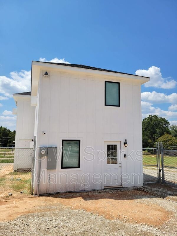 Building Photo - 1317 E Main St Unit Above Office Manager Quarters Rental