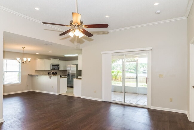 Photo - 2077 Willesdon Dr W