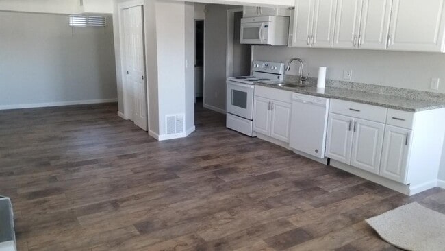 Photo - 1393 S Foothill Dr Unidad Studio Apt