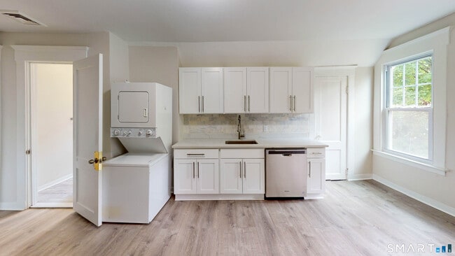 Building Photo - 224 W Rock Ave Unit 3