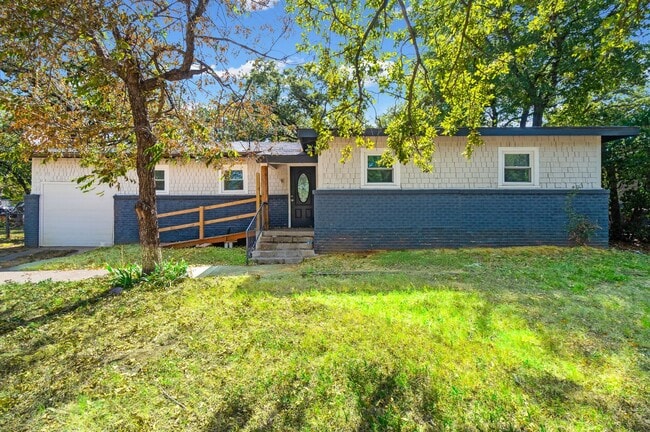Building Photo - 2515 Yeager St