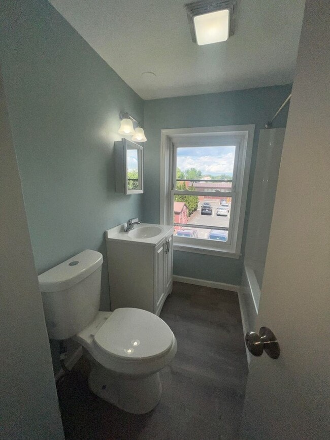 Photo - Gorgeous 1-bedroom, Top floor!  Apartment in quiet Pittsfield Street Unidad #8