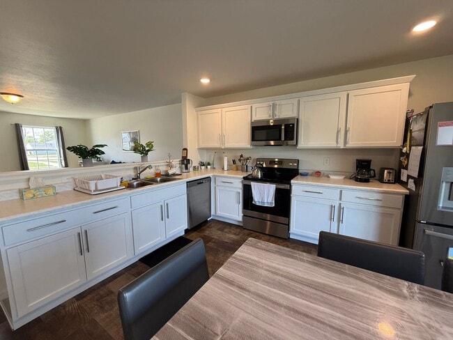 Building Photo - Spacious & Fully Furnished 5-Bedroom Colon... Rental