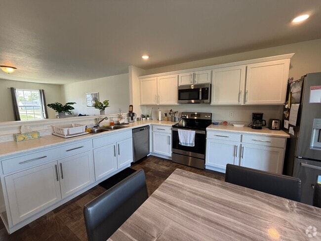 Building Photo - Spacious & Fully Furnished 5-Bedroom Colon... Rental