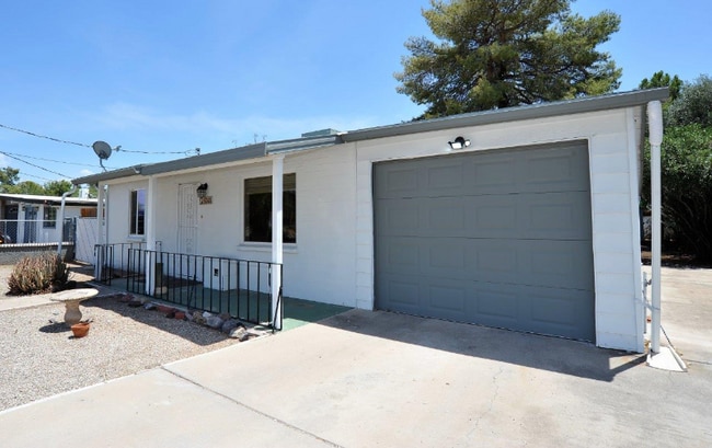 Photo - 5044 E Adams St