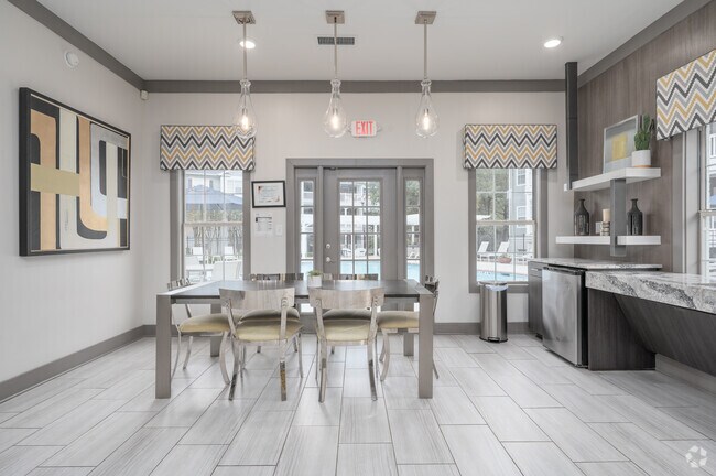 SALÓN DE NEGOCIOS - The Columns at Club Drive