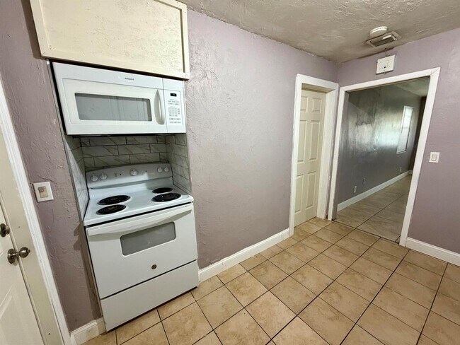 Photo - 1061 W 4th St