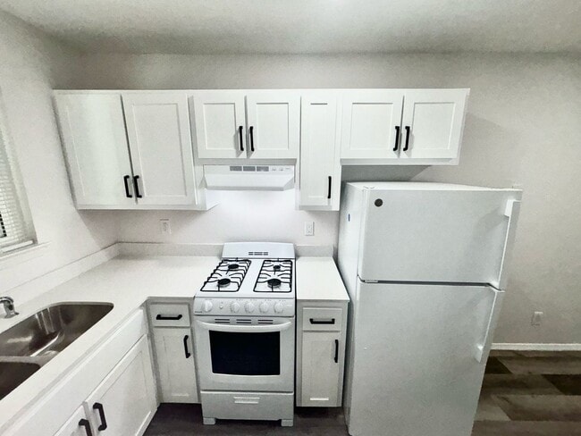 Building Photo - $100 OFF First Month’s Rent!LIMITED-TIME O... Unit 27