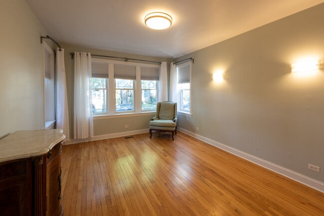 Photo - 2844 N Harding Ave Unit 101