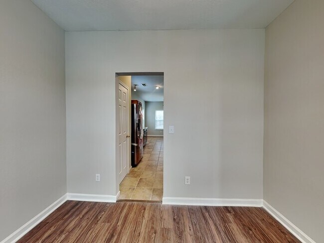 Photo - 285 Jerome Ct