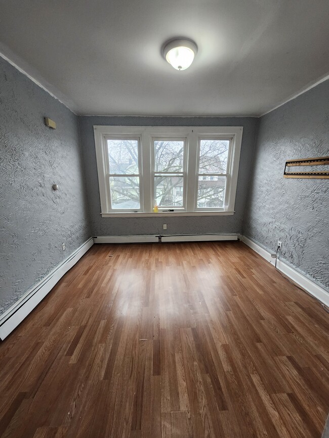 Building Photo - 32 Leo Pl Unit 3rd Floor