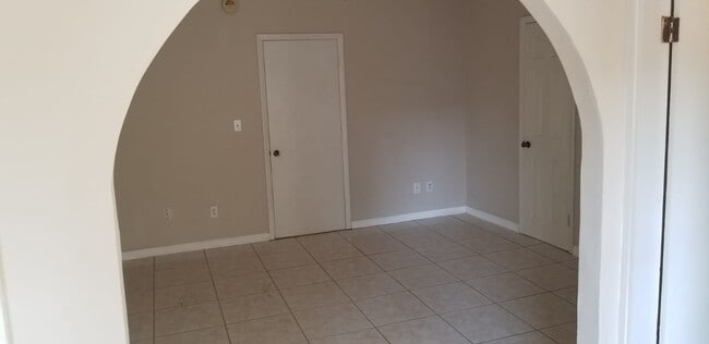 2nd room - 915 W Portage St