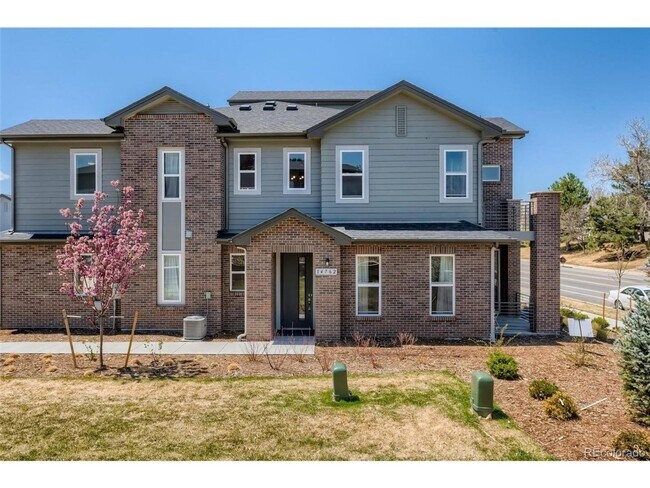 Building Photo - Spacious 3BR Townhome in Aurora