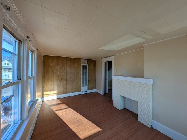 Building Photo - 373 Esser St Unit #4