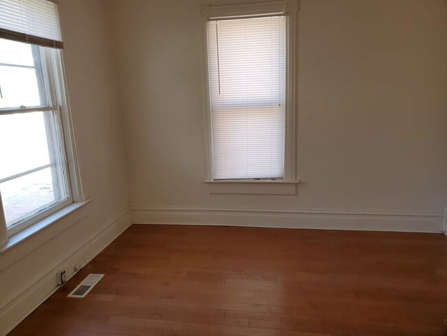 Building Photo - 324 Beldon Pl Unit B - B