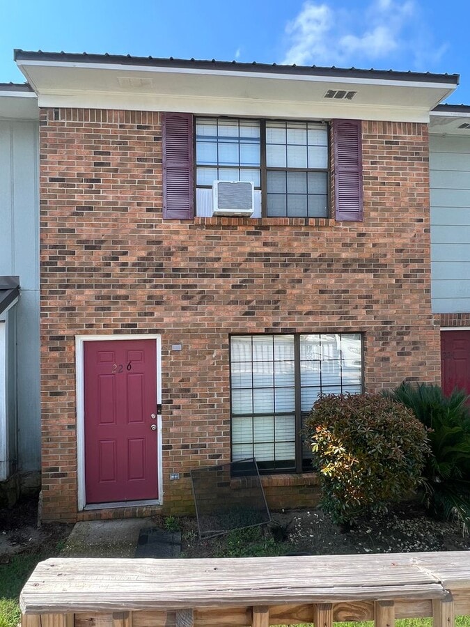 Daleville! Close to the FT. Rucker Gate!!! LVP DOWNSTAIRS - Daleville! Close to the FT. Rucker Gate!!! LVP DOWNSTAIRS