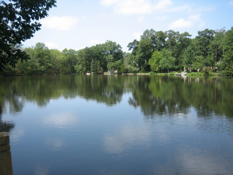 142 Lakeside Dr S