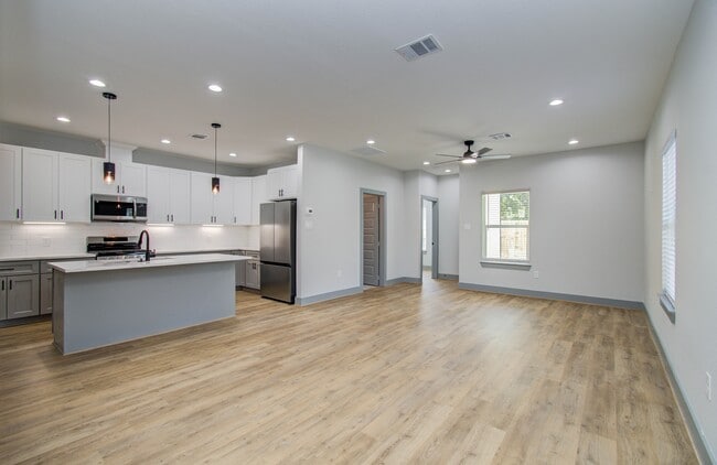 Photo - 837 S Victory Dr