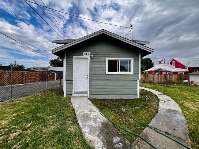 Building Photo - T614 Unit 614 1/2