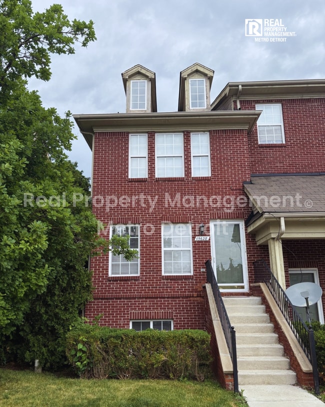 Building Photo - CONVENIENT CONDO LIVING