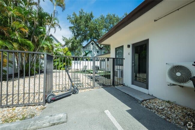 Building Photo - 207 SE 10th Ter Unit 4 Rental