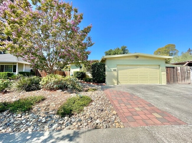 Building Photo - Three Bedroom North Napa Home