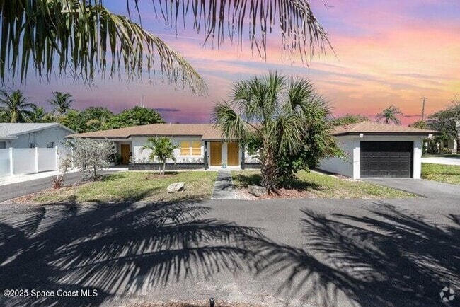 Building Photo - 215 N Riverside Dr Rental