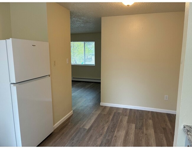 Dinning area and kitchen - 4710 Scenic Cir Unit 4