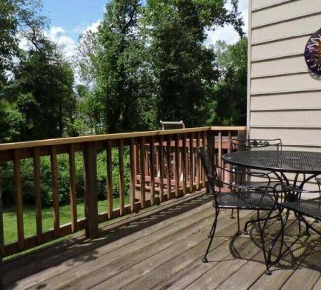 Photo - 956 Huntwood Ln