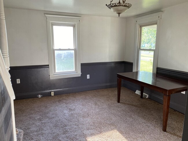 Photo - 215 E Oak St