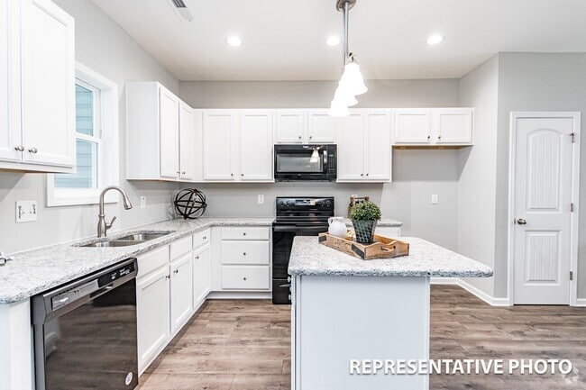 Building Photo - 3 Bedroom Triplex in Smithfield! Rental