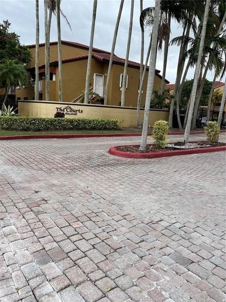 Building Photo - 15630 SW 80th St Unit I-110