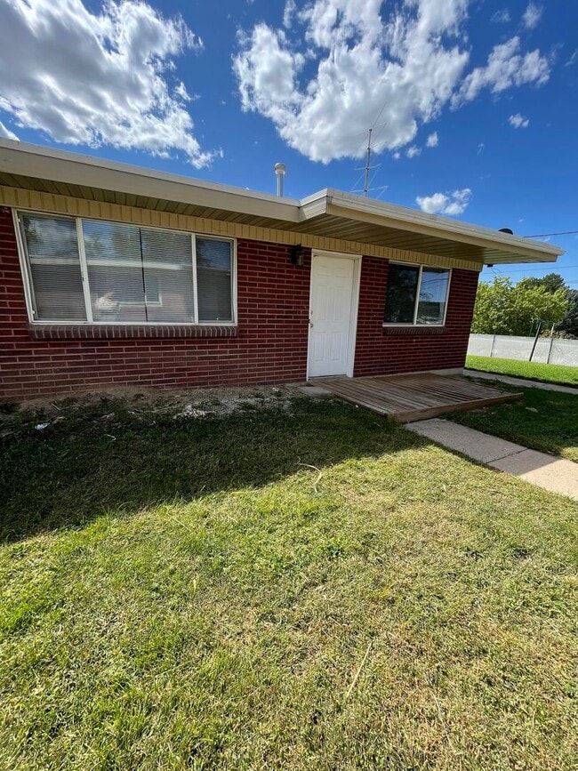 Building Photo - Roy Duplex Unit B Rental