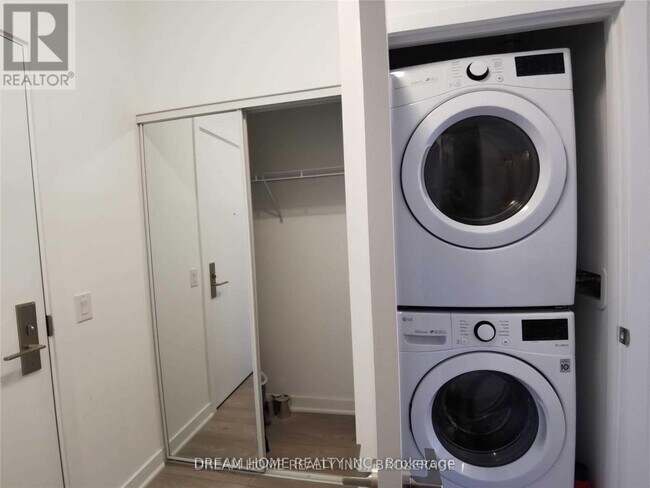 Photo - 120 Parliament St Unit 808