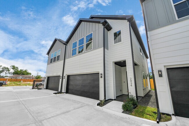 Photo - 2434 Harrington St
