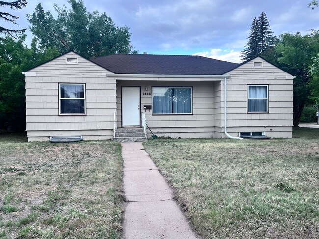 Building Photo - Prime Location 5 Bed, 2 Bath House
