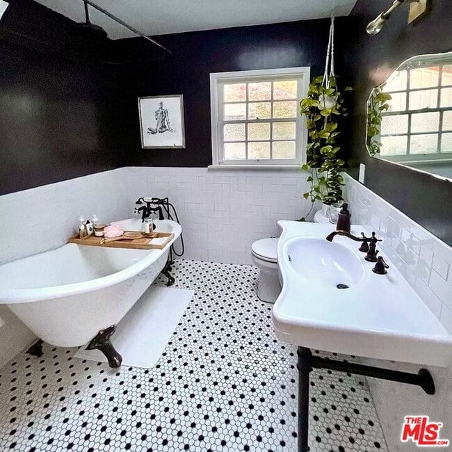 2828 Laurel Canyon Pl