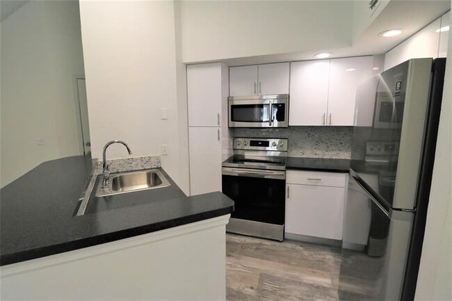 Building Photo - 3340 Pinewalk Dr N Unit 1522