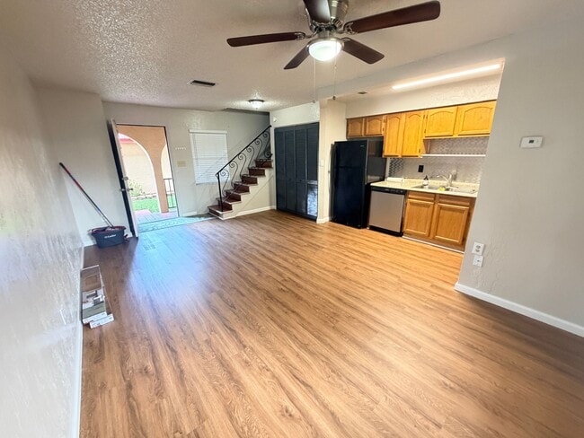 Photo - Updated 2-Bedroom Apartment | Prime Lakeland Location | Near Downtown & Hospitals Unit 729