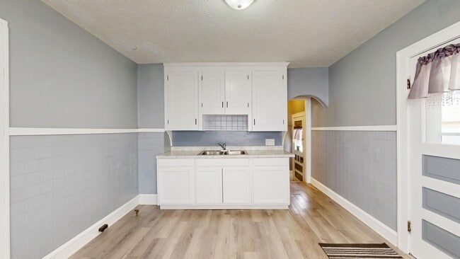 Building Photo - ** AVAILABLE OCTOBER 2025 *** Old Brooklyn... Rental