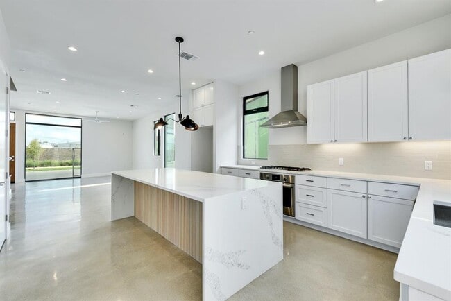 Photo - 2517 Philomena St