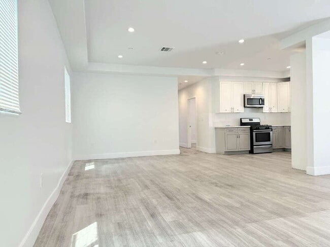 Photo - 829 E 74th St