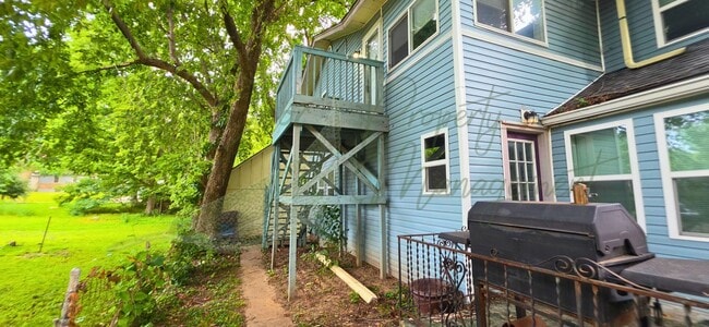 Building Photo - 630 N Pleasant St Unit 2