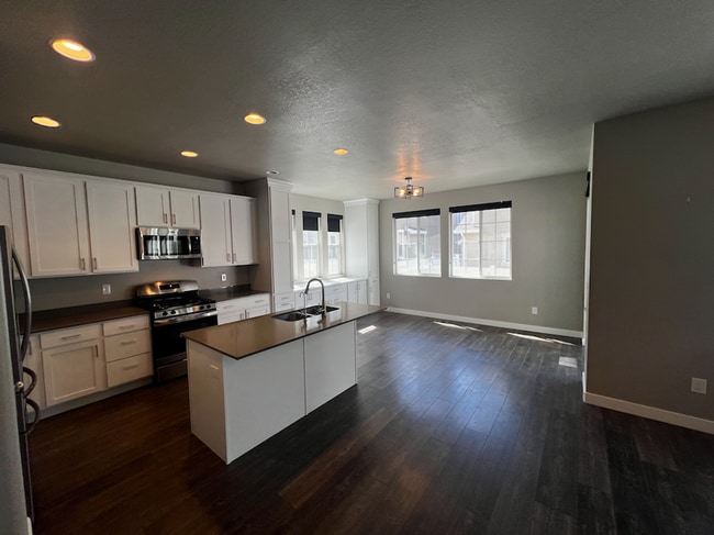 Building Photo - Spacious 3-Bedroom Home in Prime Lehi Loca...