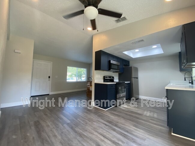 Photo - 206 St Petersburg Dr E