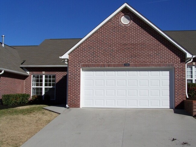 Building Photo - 2 bed, 2 bath, 2 car garage ranch style townhouse in N. Knoxville w/ fenced yard