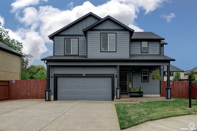 Building Photo - Two Story Home in NE Salem