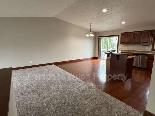Photo - 3677 Polk St S