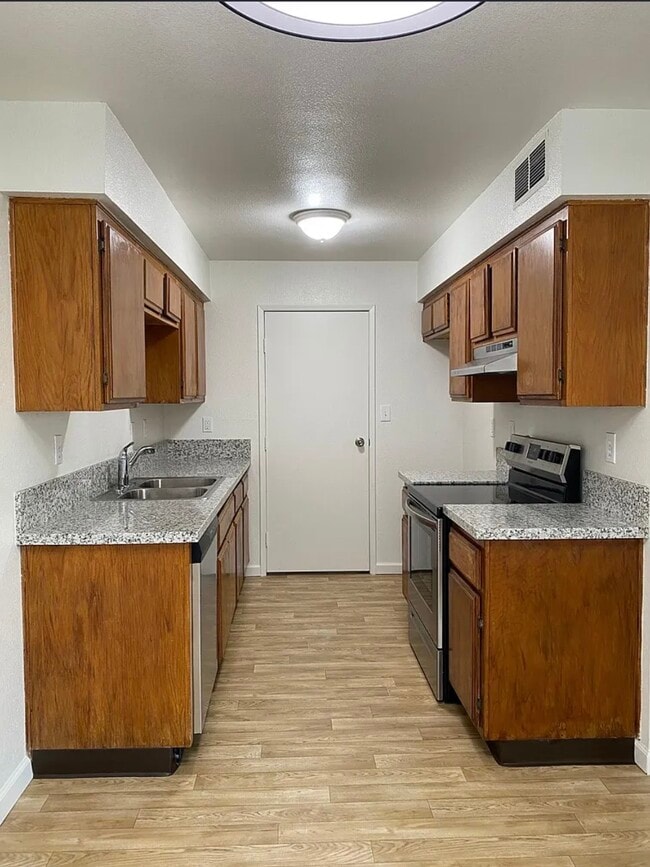 Building Photo - 8005 Latham Ct
